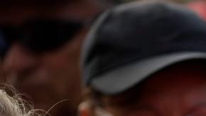 Frente al hospital donde falleció el presidente Hugo Chávez decenas de ciudadanos se congregaron hoy para dar rienda suelta a su dolor.