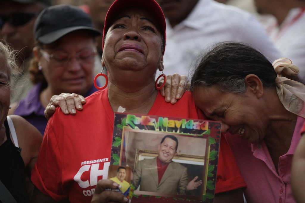 Frente al hospital donde falleció el presidente Hugo Chávez decenas de ciudadanos se congregaron hoy para dar rienda suelta a su dolor.