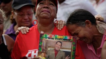 Frente al hospital donde falleció el presidente Hugo Chávez decenas de ciudadanos se congregaron hoy para dar rienda suelta a su dolor.