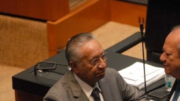 El  legislador  Carlos Romero Deschamps (de) dijo tener las manos limpias y rechazó supuestos excesos  divulgados en medios.