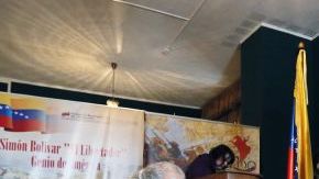 Retratos de Hugo Chávez y ramos de flores han sido depositados en la Embajada de Venezuela en Moscú.