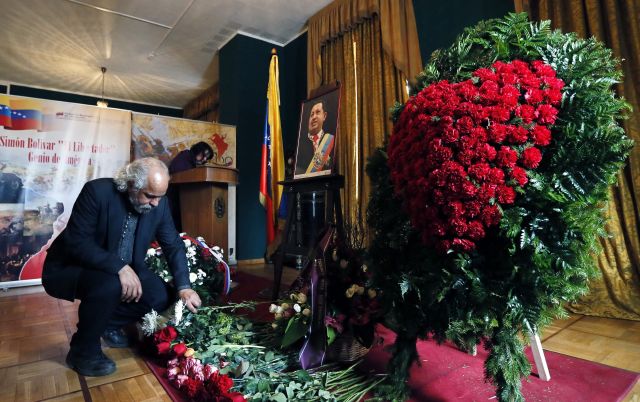 Retratos de Hugo Chávez y ramos de flores han sido depositados en la Embajada de Venezuela en Moscú.