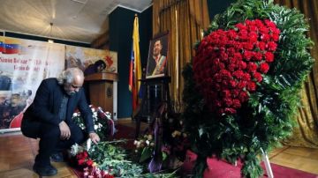 Retratos de Hugo Chávez y ramos de flores han sido depositados en la Embajada de Venezuela en Moscú.