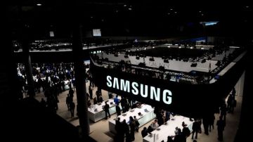 El acuerdo da a Samsung una participación del 3% en Sharp. En la foto, el puesto de Samsung en el Mobile World Congress celebrado en Barcelona.
