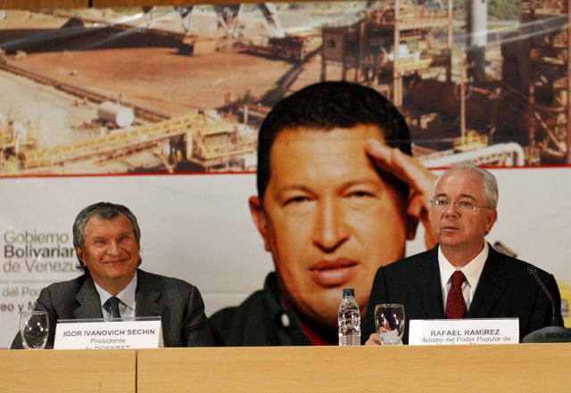 El presidente de la rusa Rosneft, Igor Ivanovich Sechin (izquierda), y el ministro venezolano de Petróleo y Minería, Rafael Ramírez (derecha),en una firma de acuerdos en Caracas (Venezuela) en el mes de enero.