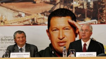 El presidente de la rusa Rosneft, Igor Ivanovich Sechin (izquierda), y el ministro venezolano de Petróleo y Minería, Rafael Ramírez (derecha),en una firma de acuerdos en Caracas (Venezuela) en el mes de enero.