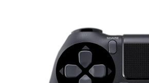 Mando inalámbrico "Dual Shock 4" de la nueva PlayStation 4.