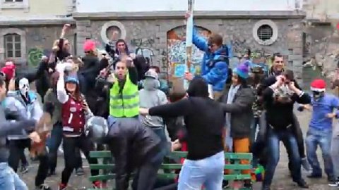Imagen tomada del video realizado por los estudiantes búlgaros que se quedaron sin su profesor.