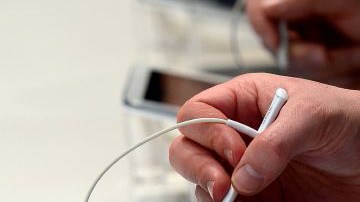 Consumidores prueban la Galaxy Note 8.0 en el Mobile World Congress celebrado en Barcelona.