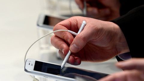Consumidores prueban la Galaxy Note 8.0 en el Mobile World Congress celebrado en Barcelona.