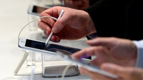 Consumidores prueban la Galaxy Note 8.0 en el Mobile World Congress celebrado en Barcelona.