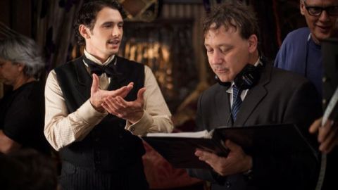 James Franco (i), y el director Sam Raimi en el rodaje de "Oz el Grande y Poderoso".