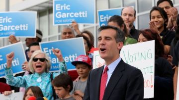 El candidato Eric Garcetti  agradece a  sus seguidores que lo apoyaron  mientras se prepara para la segunda vuelta.