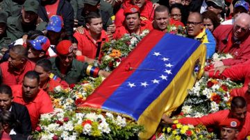 Manifestaciones de dolor acompañaron al féretro, cubierto con la tricolor venezolana, donde reposan los restos del presidente Hugo Chávez Frías.