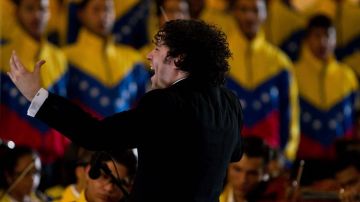 El director de la Orquesta Filarmónica de Los Ángeles, el venezolano Gustavo Dudamel asistirá al funeral de Hugo Chávez.