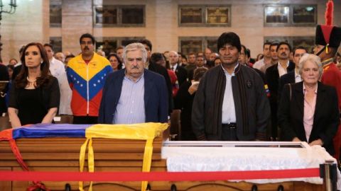 La presidenta argentina Cristina Fernández (izq); el vicepresidente venezolano, Nicolas Maduro; el presidente de Uruguay, José Mujica y, su esposa, la senadora Lucía Topolansky y el presidente de Bolivia, Evo Morales, junto al féretro del presidente Hugo Chávez.