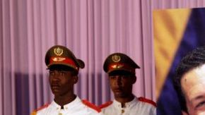 La imagen de Chávez instalada en el memorial José Martí está flanqueada por una guardia de honor y ante ella se han depositado dos ofrendas florales enviadas por Fidel Castro y su hermano Raúl.