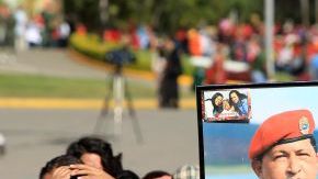 Los primeros en formar la larga fila fueron los miles de venezolanos que acompañaron el traslado del féretro desde el Hospital Militar, donde Chávez falleció el martes.