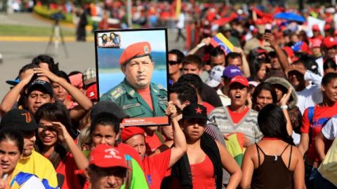 Los primeros en formar la larga fila fueron los miles de venezolanos que acompañaron el traslado del féretro desde el Hospital Militar, donde Chávez falleció el martes.