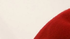 El cuerpo del presidente de Venezuela, Hugo Chávez, fue vestido con la boina roja que utilizaba en muchas ocasiones y su uniforme militar.