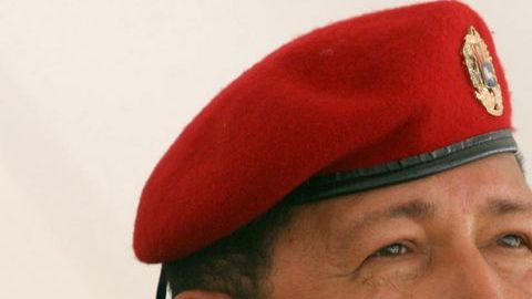 El cuerpo del presidente de Venezuela, Hugo Chávez, fue vestido con la boina roja que utilizaba en muchas ocasiones y su uniforme militar.