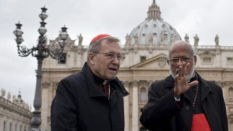 El cardenal indio George Alencherry (dcha) conversa con el cardenal alemán Walter Kasper (izda) a su salida de la congregación de cardenales preparatoria del cónclave en el Aula Nueva del Sínodo en el Vaticano.