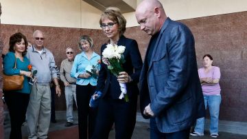 La ex congresista Gabrielle Giffords visitó el lugar donde fue atacada y donde murieron seis personas.
