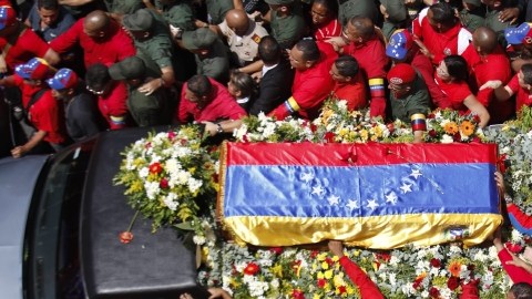 Detalle del féretro del fallecido presidente de Venezuela, Hugo Chávez, acompañado por cientos de seguidores en calles de Caracas.