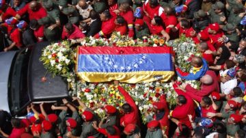 Detalle del féretro del fallecido presidente de Venezuela, Hugo Chávez, acompañado por cientos de seguidores en calles de Caracas.
