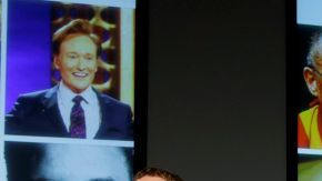 El director ejecutivo de Facebook, Mark Zuckerberg, presenta el rediseño.