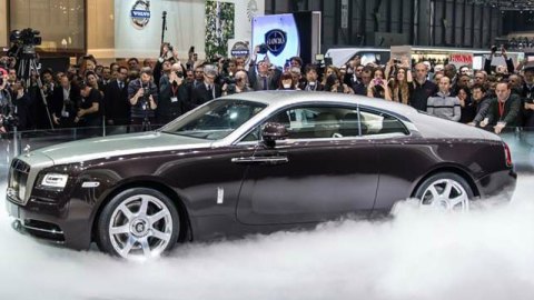 El nuevo Wraith, de Rolls-Royce cuenta con una estética de líneas agresivas