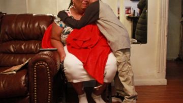 Elsie Bonilla, de 47 años madre del asesinado Gary Lopez es abrazada por el pequeño Kieshan Michael, miembro de la familia, en su casa de Brooklyn.
