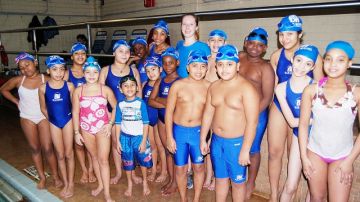 Niños del programa de natación Blue Waves de BronxWorks.