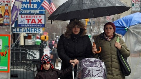 Aunque no llegó en la mañana como se esperaba,  la tormenta invernal prometía lluvia, nieve y frías temperaturas a todos los residentes de Nueva York.