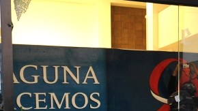 Varios policías inspeccionaban la sede del diario mexicano 'El Siglo de Torreón' después de un ataque el miércoles en Torreón, México.