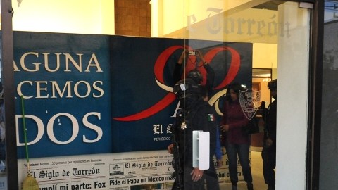 Varios policías inspeccionaban la sede del diario mexicano 'El Siglo de Torreón' después de un ataque el miércoles en Torreón, México.