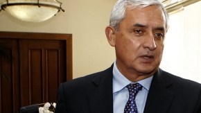 El presidente de Guatemala, Otto Perez Molina (i), con el  secretario general de la OEA, José Miguel Insulza.