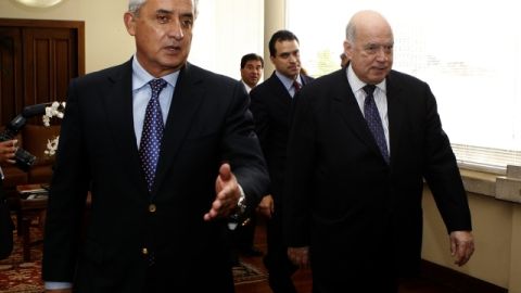 El presidente de Guatemala, Otto Perez Molina (i), con el  secretario general de la OEA, José Miguel Insulza.