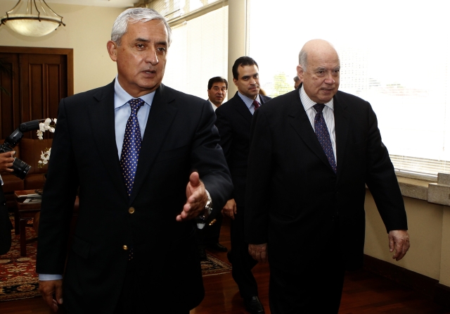 El presidente de Guatemala, Otto Perez Molina (i), con el  secretario general de la OEA, José Miguel Insulza.