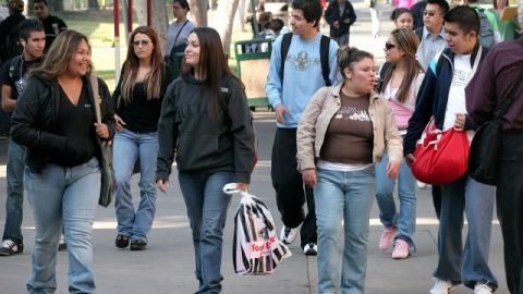 La ley del Acta del Sueño (americano) de California autoriza por primera vez a los “sin papeles” a pedir becas públicas y privadas.