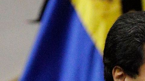 Con la Constitución venezolana en la mano, Maduro pidió la realización inmediata de elecciones presidenciales.