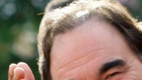 Tras la muerte de Hugo Chávez artistas amigos del mandatario hablaron de él y su amistad. En la foto, Chávez con el cineasta Oliver Stone.