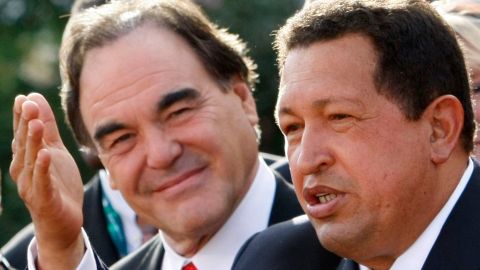 Tras la muerte de Hugo Chávez artistas amigos del mandatario hablaron de él y su amistad. En la foto, Chávez con el cineasta Oliver Stone.