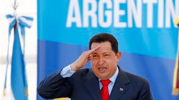 Apenas se enteró de la muerte de Chávez, la presidenta Fernández de Kirchner canceló su agenda oficial de esta semana, decretó tres días de duelo nacional en Argentina y preparó su viaje a Caracas.