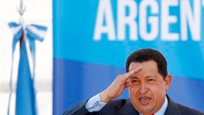 Apenas se enteró de la muerte de Chávez, la presidenta Fernández de Kirchner canceló su agenda oficial de esta semana, decretó tres días de duelo nacional en Argentina y preparó su viaje a Caracas.