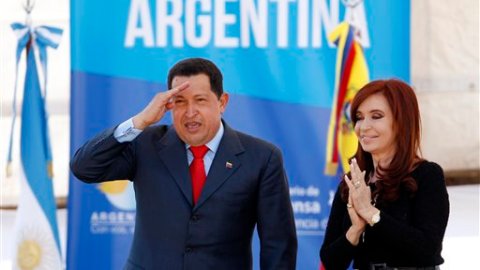 Apenas se enteró de la muerte de Chávez, la presidenta Fernández de Kirchner canceló su agenda oficial de esta semana, decretó tres días de duelo nacional en Argentina y preparó su viaje a Caracas.