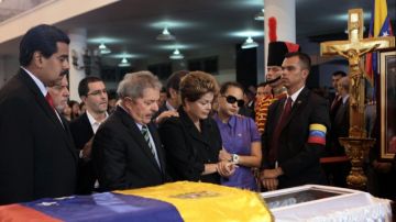 El vicepresidente  Nicolás Maduro, (izq.) acompaña a  Luiz Inacio Lula Da Silva,  Dilma Rousseff, expresidente y presidenta de Brasil y a Rosa Virginia, hija de Hugo Chávez, durante el funeral del mandatario.