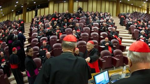 Los cardenales se congregaron en el Aula Nueva del Sínodo del Vaticano.