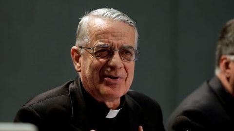 El cónclave comenzará entre el 11 y el 13 de marzo, aseguró hoy el portavoz vaticano, Federico Lombardi (izq).