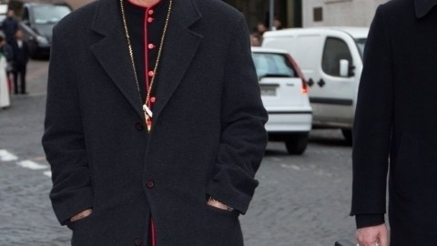 Cardenales Jean-Baptiste Pham Minh Man (i) y Giuseppe Betori.